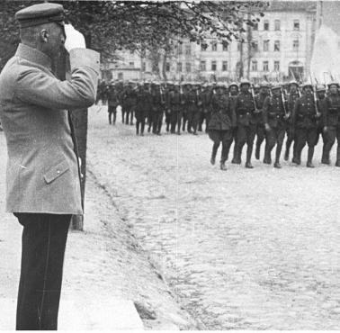 Marszałek Józef Piłsudski odbiera defiladę Wojska Polskiego w Wilnie.