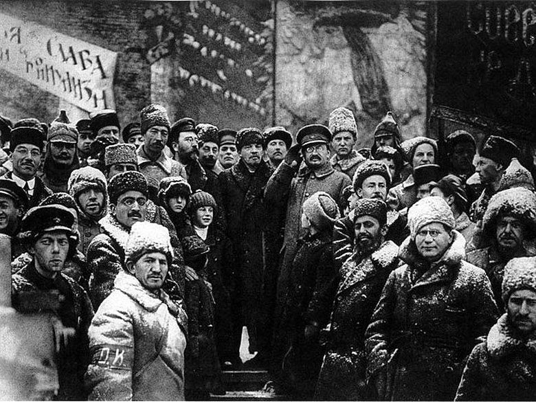 Ludobójca Lenin i jego bolszewicka klika m.in. Trocki (po prawej) świętują drugą rocznicę rewolucji w Rosji.