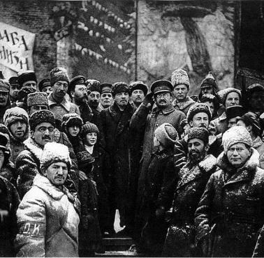 Ludobójca Lenin i jego bolszewicka klika m.in. Trocki (po prawej) świętują drugą rocznicę rewolucji w Rosji.