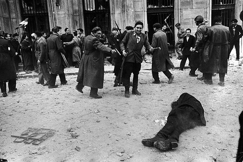 Komunista z tajnej policji strzela do powstańca (Węgry 1956).