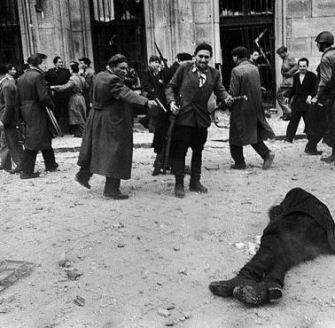 Komunista z tajnej policji strzela do powstańca (Węgry 1956).