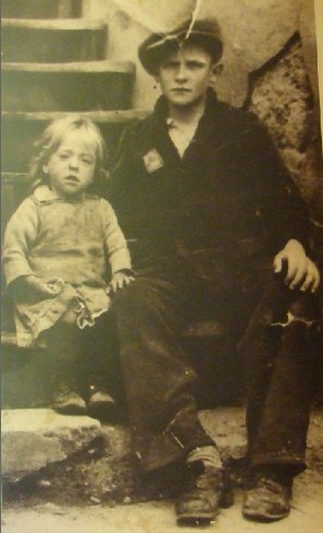 31 XII 1942 Liczba Polskich robotników przymusowych (czytaj : niewolników) w Niemczech wynosiła: 1 372 050 w tym 415 320 kobiet