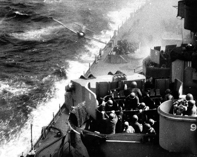 Japoński kamikaze w myśliwcu Mitsubishi A6M Zero uderza w burtę pancernika klasy Iowa - USS Missouri (Okinawa).