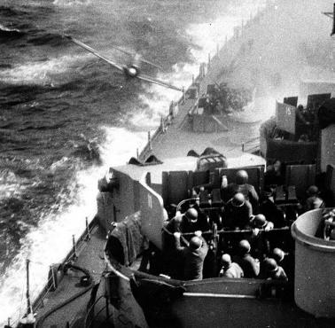 Japoński kamikaze w myśliwcu Mitsubishi A6M Zero uderza w burtę pancernika klasy Iowa - USS Missouri (Okinawa).