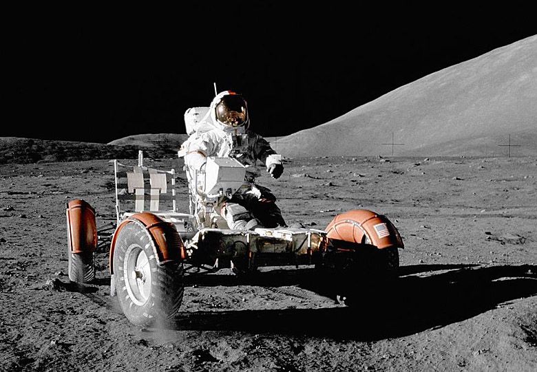 Lunar Roving Vehicle (LRV) – pojazd kołowy używany przez astronautów programu Apollo do przemieszczania się po Księżycu.