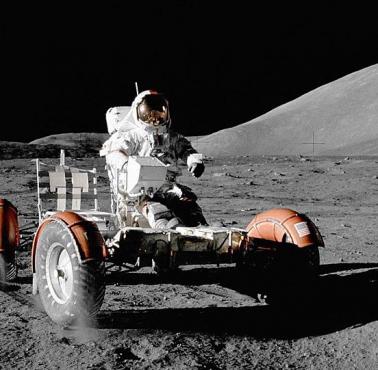 Lunar Roving Vehicle (LRV) – pojazd kołowy używany przez astronautów programu Apollo do przemieszczania się po Księżycu.