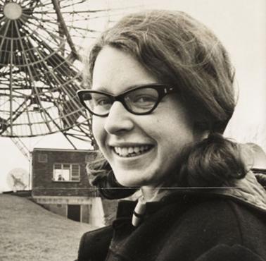 Jocelyn Bell Burnell - brytyjska astrofizyczka, która jako pierwsza zaobserwowała pulsary.