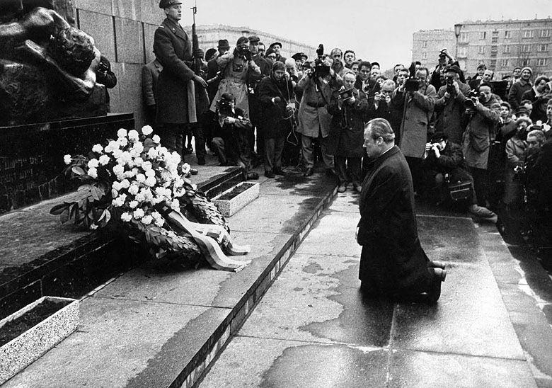 Kanclerz Niemiec Willy Brandt pod pomnikiem Bohaterów Getta w Warszawie