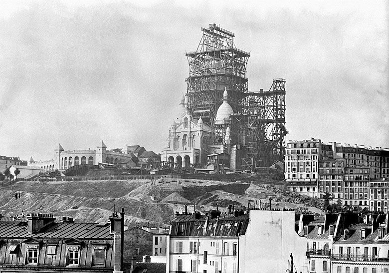 Budowa bazyliki Sacré-Cœur (Bazylika Najświętszego Serca) – kościół na szczycie wzgórza Montmartre w Paryżu.