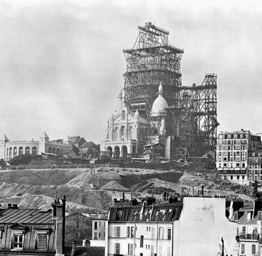 Budowa bazyliki Sacré-Cœur (Bazylika Najświętszego Serca) – kościół na szczycie wzgórza Montmartre w Paryżu.