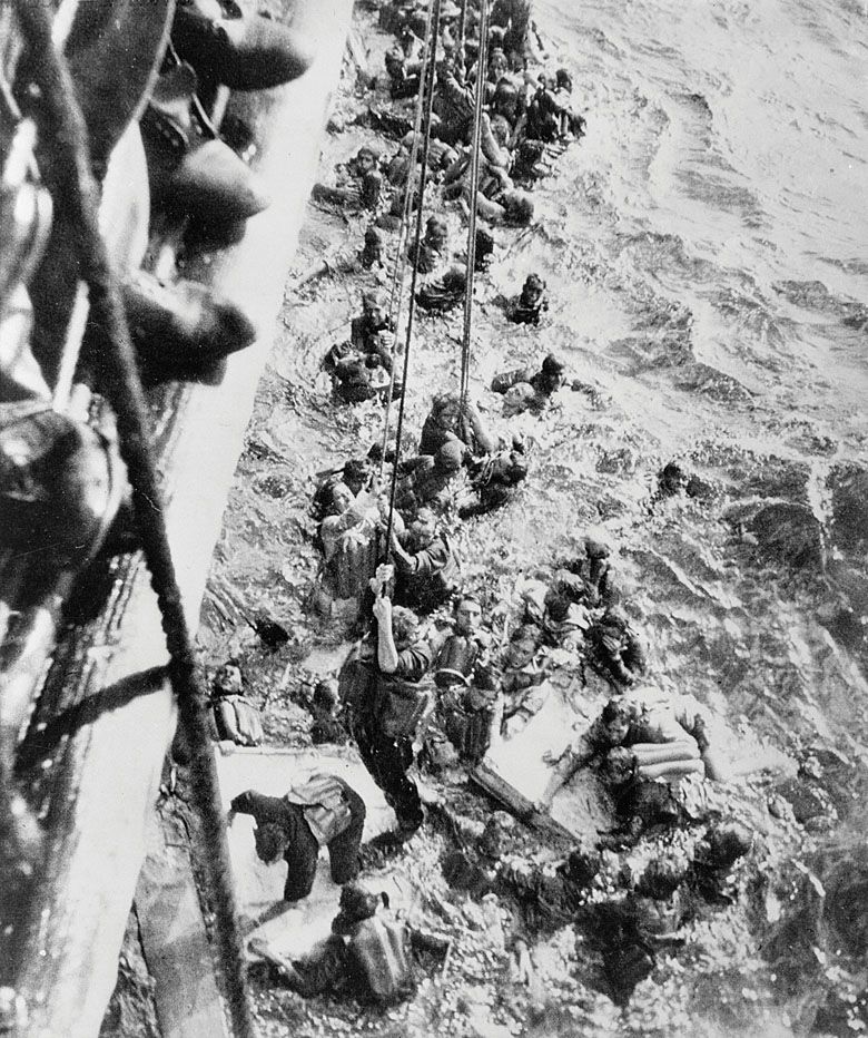 Brytyjski okręt HMS Dorsetshire ratuje ocalałym Niemców z zatopionego pancernika Bismarck.