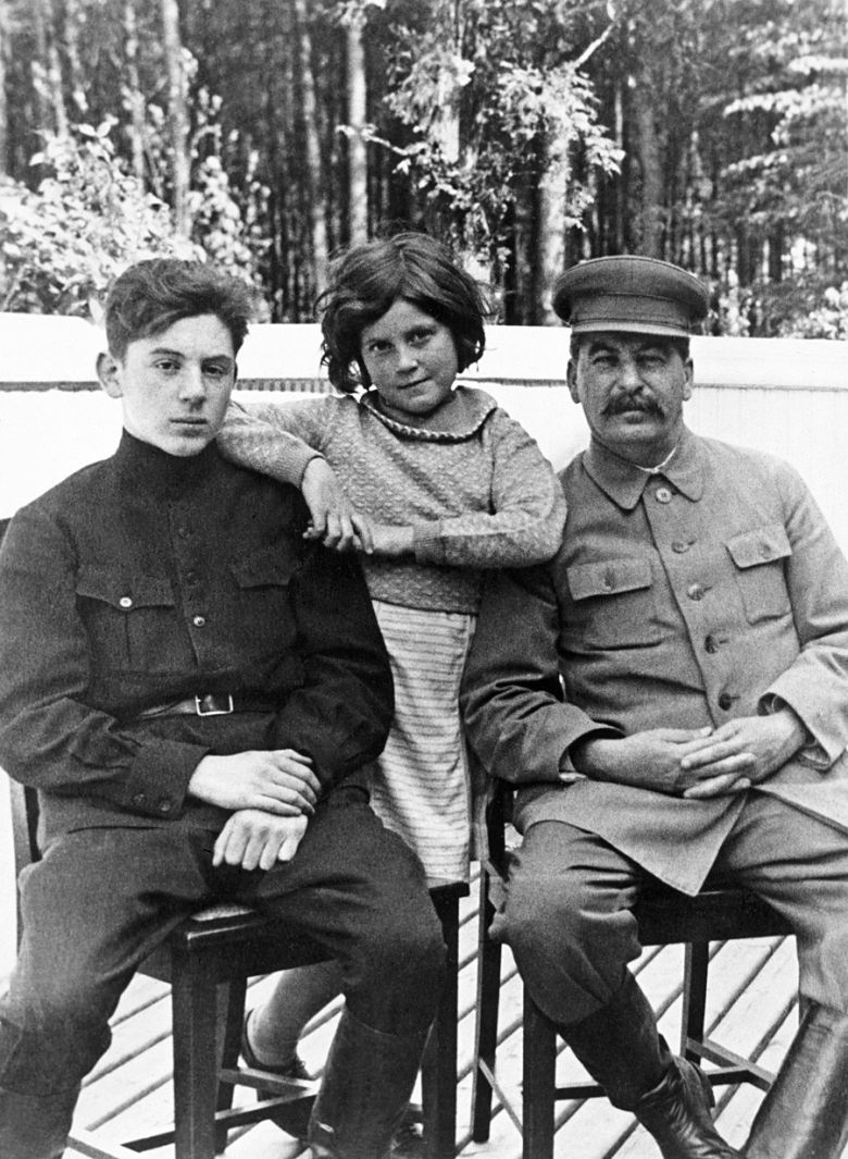 Józef Stalin z synem Wasilijem i córką Swietłaną