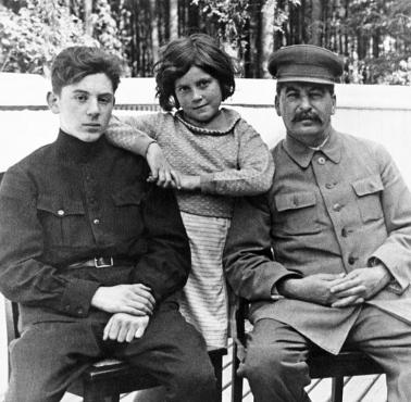 Józef Stalin z synem Wasilijem i córką Swietłaną
