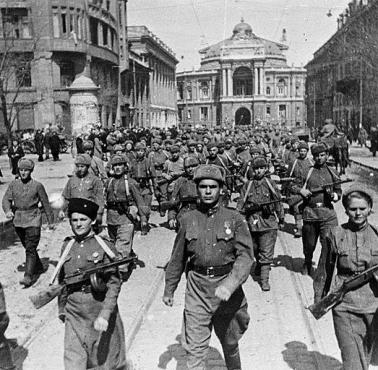 Armia Czerwona podczas defilady w Odessie