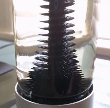Ferrofluid - substancja o właściwościach możliwie zbliżonych do cieczy, która ulega silnej polaryzacji magnetycznej.
