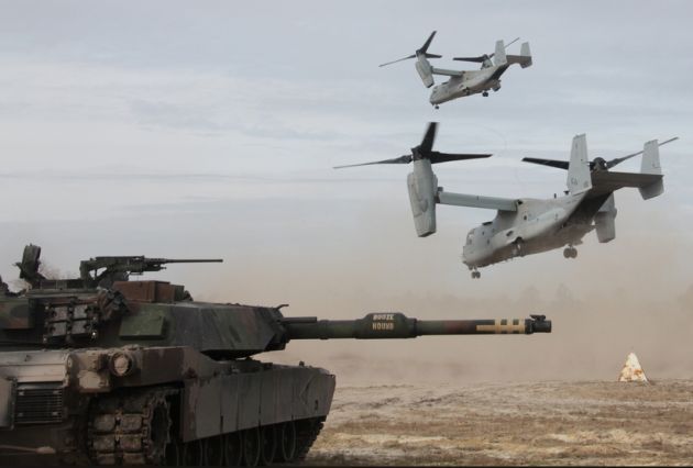 M1 Abrams w akcji, w tle Bell-Boeing V-22 Osprey