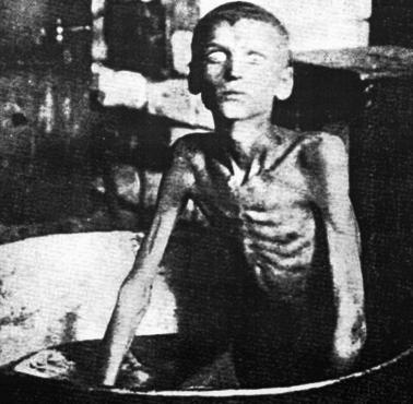 Umierający chłopiec podczas zorganizowanego przez komunistów ludobójstwa Wielkiego Głodu.