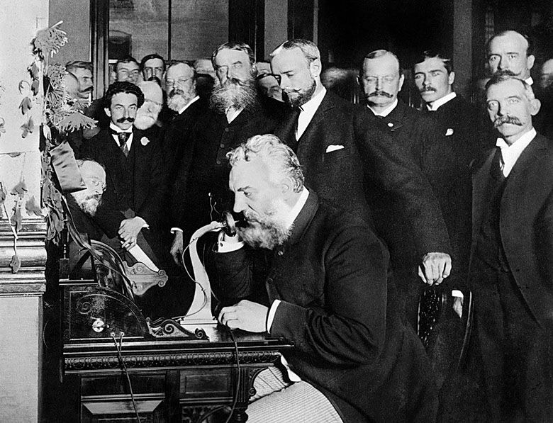 Alexander Graham Bell podczas rozmowy telefonicznej (Chicago)