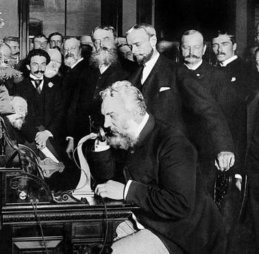 Alexander Graham Bell podczas rozmowy telefonicznej (Chicago)