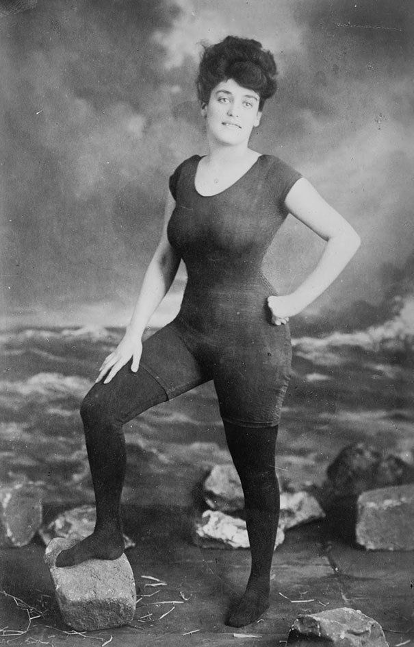 Annette Kellerman w wyzywającym, jak na owe czasy, stroju kąpielowym.