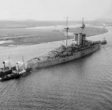 HMS "Valiant" brytyjski pancernik typu Queen Elizabeth służący w Royal Navy (Clydebank, Szkocja).