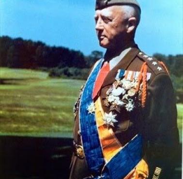 Amerykański generał George Patton w galowym mundurze