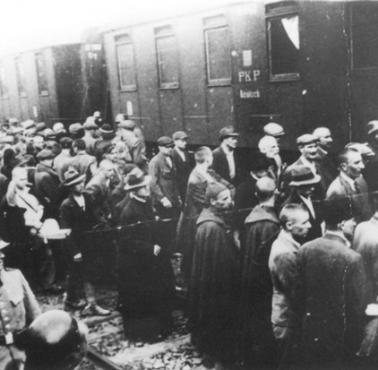 Holokaust Polaków, pierwszy Transport do "KL Auschwitz" 14 VI 1940, 728 (758 ?) Polaków z więzienia w Tarnowie, przeżyło 200