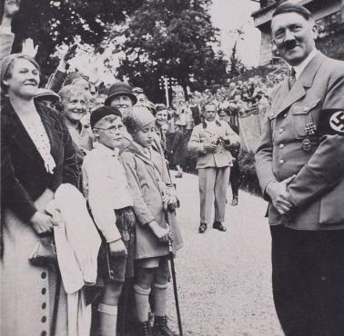 Polityk socjalistyczny, kanclerz Niemiec - Adolf Hitler na zdjęciu propagandowym z kolekcji Ewy Braun