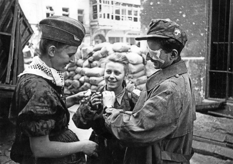 Zdjęcie z Powstania Warszawskiego - w środku 18-letnia sanitariuszka Maria Stypułkowska, po prawej Krzysztof Paliecki