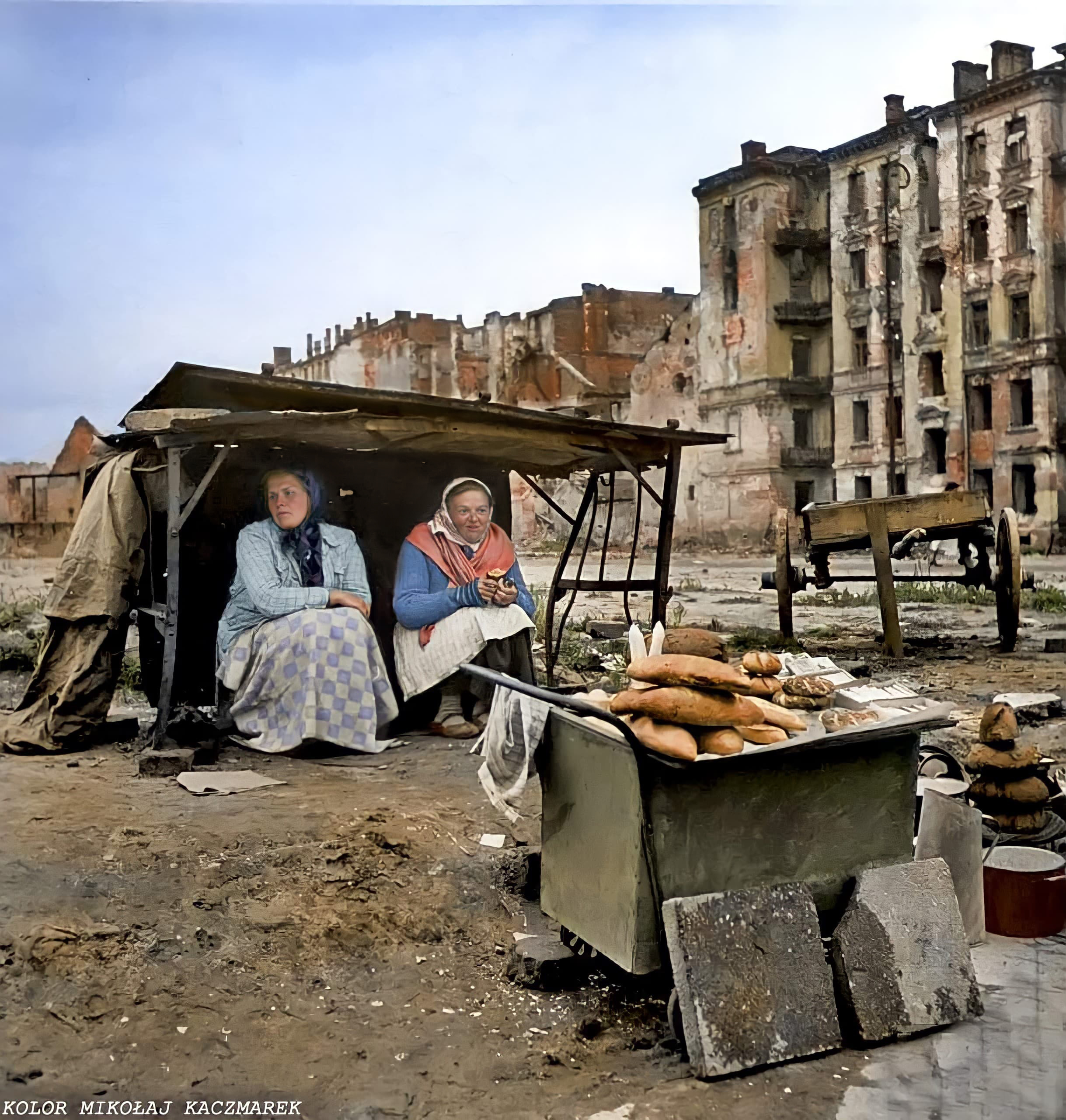 Warszawa powojenna rok 1945.  Kobiety sprzedające pieczywo na ulicy Marszałkowskiej