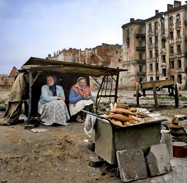 Warszawa powojenna rok 1945.  Kobiety sprzedające pieczywo na ulicy Marszałkowskiej
