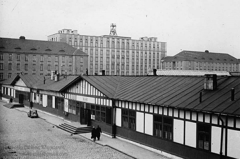 Warszawa, Dworzec Wileński - W tle budynek Dyr. Kolei Państwowych