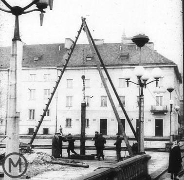 Wieża wiertnicza pobierająca próbki gruntu pod budowę warszawskiego Metra