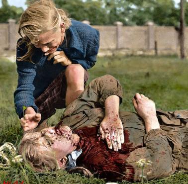 Dziesięcioletnia Kazimiera Mika nad zwłokami siostry zabitej w czasie niemieckiego nalotu 13 września w Warszawie.