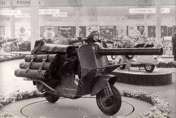 Skuter Vespa 150 TAP z zamontowanym granatnikiem