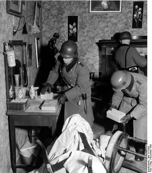 5 X 1939 Niemcy rozpoczynają w Warszawie Złote Żniwa czyli plądrowanie żydowskich mieszkań w poszukiwaniu złota ...