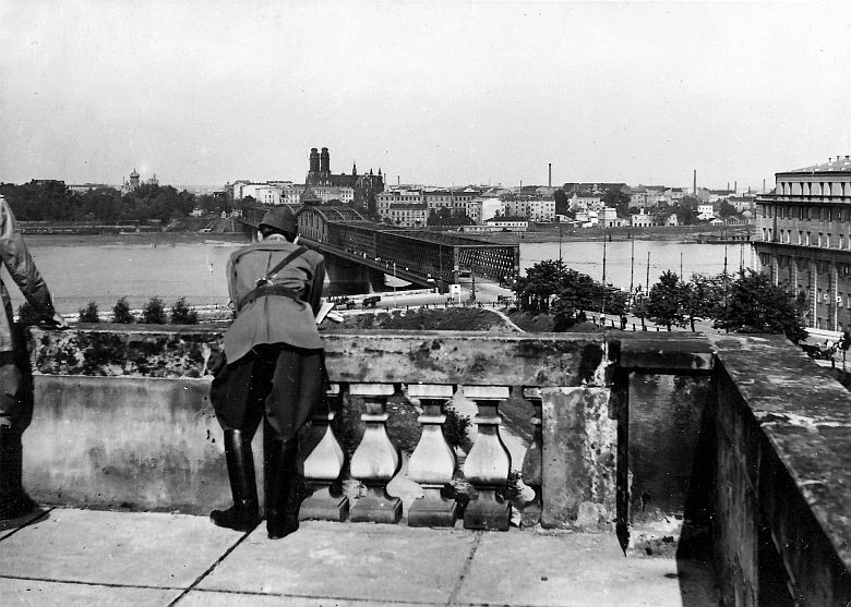 Niemieccy okupanci podziwiają z tarasów Zamku Królewskiego w Warszawie Pragę i Most Kierbedzia, po prawej Dom Schichta.