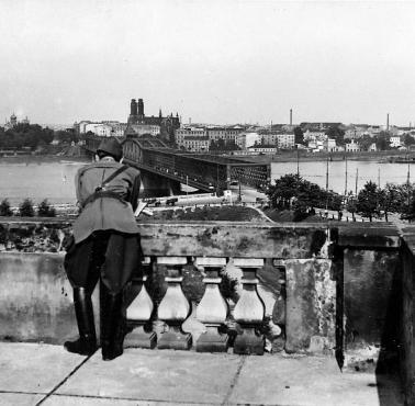 Niemieccy okupanci podziwiają z tarasów Zamku Królewskiego w Warszawie Pragę i Most Kierbedzia, po prawej Dom Schichta.