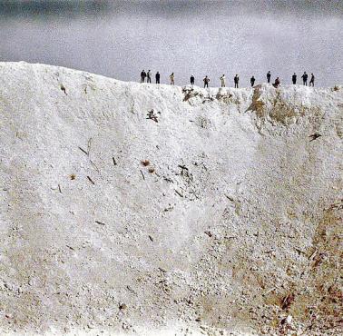Gigantyczny krater powstały w wyniku wybuchu min pod pozycjami niemieckimi niedaleko Messines.