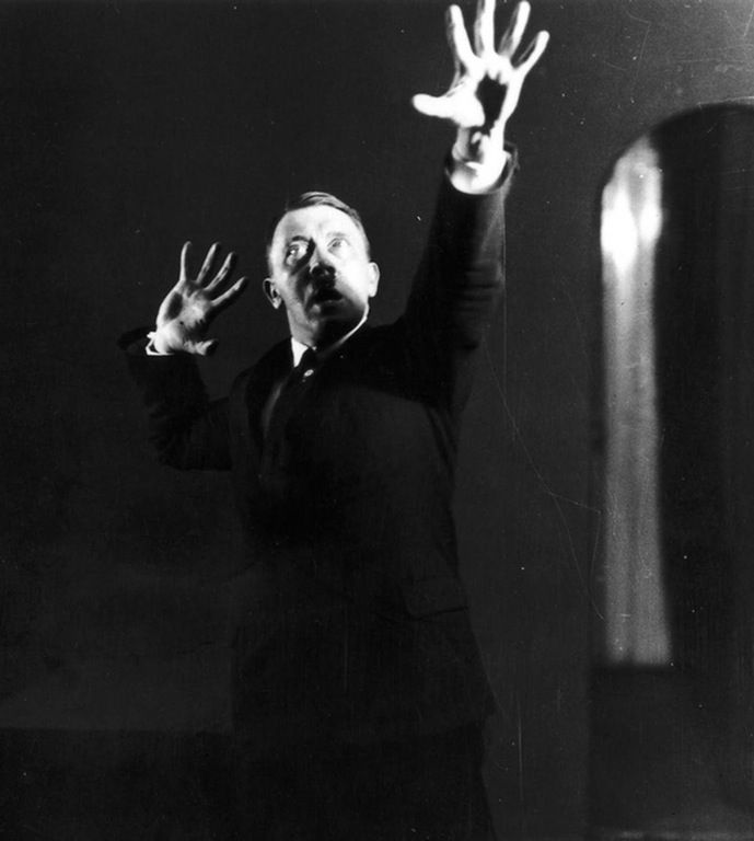 Adolf Hitler ćwiczy przed lustrem przemowę.