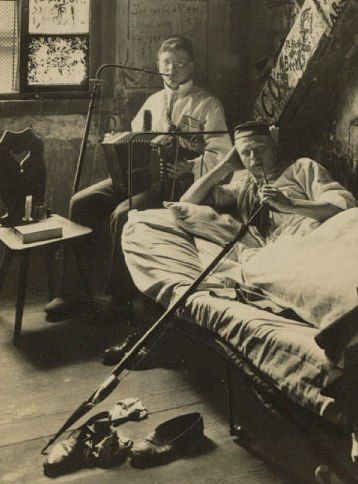 Studenci z Uniwersytetu w Heidelbergu (Niemcy) podczas palenia opium.