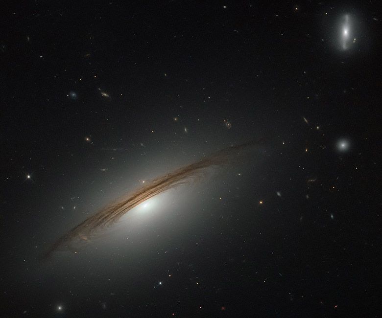 Zdjęcie niezwykle masywnej galaktyki UGC 12591(ok. 400 mln lat świetlnych od nas) wykonane przez teleskop Hubble'a.