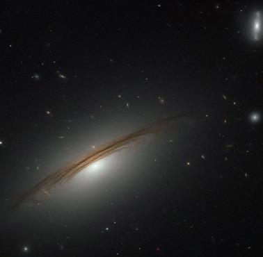 Zdjęcie niezwykle masywnej galaktyki UGC 12591(ok. 400 mln lat świetlnych od nas) wykonane przez teleskop Hubble'a.