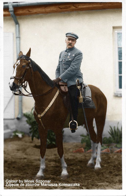 Marszałek Józef Piłsudski na koniu o kolorze kasztan stąd powiedzenie kasztanka
