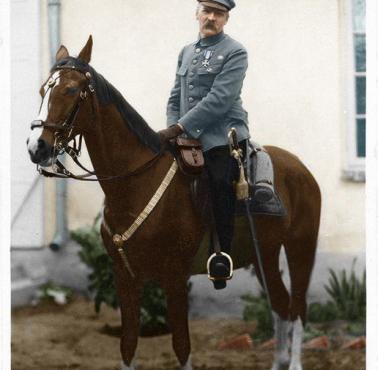 Marszałek Józef Piłsudski na koniu o kolorze "kasztan" stąd powiedzenie "kasztanka"