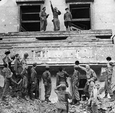 Amerykańscy i radzieccy żołnierze na budynku Kancelarii III Rzeszy w Berlinie