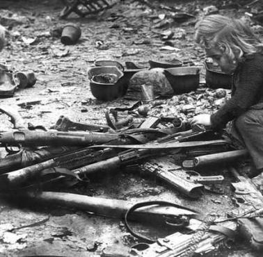 Dzieci bawią się bronią (Berlin, 1945)