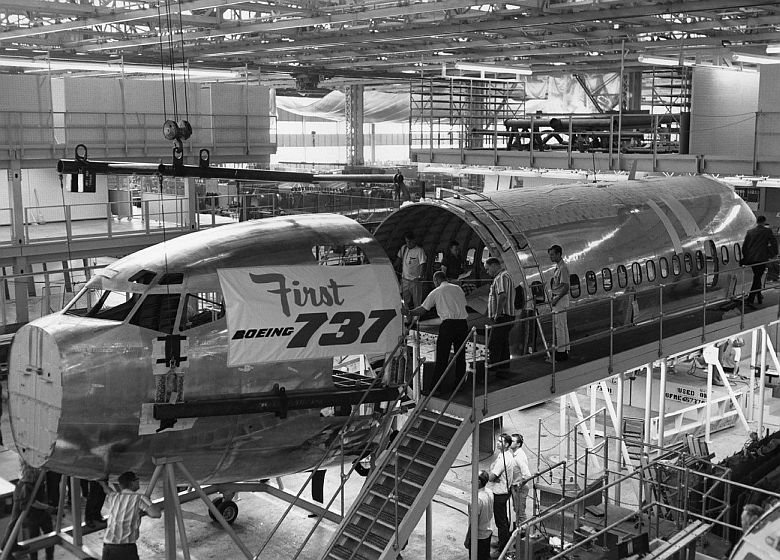 Produkcja pierwszego samolotu pasażerskiego Boeing 737