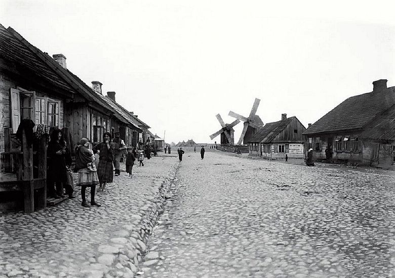 Zdjęcie ul. Młynarskiej na Młynowie w Warszawie, w tle widać wiatraki, którym ulica zawdzięcza swą nazwę