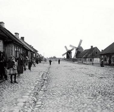 Zdjęcie ul. Młynarskiej na Młynowie w Warszawie, w tle widać wiatraki, którym ulica zawdzięcza swą nazwę